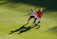 Klara Buhl (l) im Zweikampf mit der Spanierin Ona Batlle. - Zac Goodwin/PA Wire/dpa