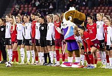 Fußball-Nationalspielerinnen mit EM-Maskottchen - Michael Buholzer/KEYSTONE/dpa