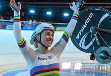 Hat sich das dritte EM-Gold im Sprint geholt: Emma Hinze jubelt nach dem Rennen. - Sven Beyrich/dpa