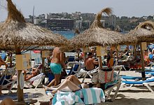 Touristen auf Mallorca - Foto: Clara Margais/dpa