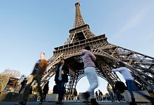 Touristen besuchen das Gebiet rund um den Eiffelturm in Paris - Malte Christians/dpa/dpa-tmn