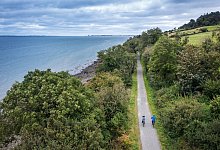 Carlingford Lough und Greenway mit Radfahrern - Paul Lindsay/Tourism Ireland/dpa-tmn