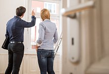 Ein Mann und eine Frau besichtigen eine Wohnung - Foto: Christin Klose/dpa-tmn