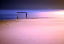 Ein Fußballtor im Morgennebel - Federico Gambarini/dpa/dpa-tmn