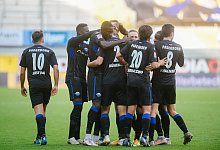 &Uuml;ber den Treffer zum 3:1-Endstand jubeln die Paderborner (v. l.) Julian Justvan, Johannes D&ouml;rfler, Prince Owusu, Torsch&uuml;tze Uwe H&uuml;nemeier, Sebastian Schonlau, Kai Pr&ouml;ger, Marco Terrazzino, Christopher Antwi-Adjei und Ron Schallenberg. - Besim Mazhiqi