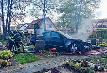 Auto fährt auf Friedhof und brennt auf Gräbern aus - Karsten Schmalz/dpa