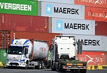 Container stapeln sich im Duisburger Hafen - Federico Gambarini/dpa