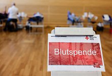 Schild Blutspende-Aktion - Frank Molter/dpa/dpa-tmn