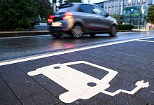 Parkplatz mit Ladestation - Julian Stratenschulte/dpa