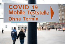 Der Weg zu einer Mobilen Teststelle auf Covid-19 ist in der Dortmunder Innenstadt ausgeschildert. - Bernd Thissen/dpa