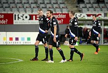 Die entt&auml;uschten Arminia-Profis Mike van der Hoorn (von links), Manuel Prietl, Joakim Nilsson und Sven Schipplock verlassen den Platz in Freiburg. - imago images/Sportfoto Rudel