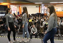 Auf der B&uuml;hne: Laura Tenkhoff (16) interviewt Lilian Gromm, die auf dem Klimaschulkongress einen Vortrag gehalten hat. Anna Walter (14) filmt das Ganze. - Alexandra Schaller