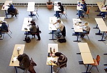 Nachgestellte Klausursituation - Roland Weihrauch/dpa