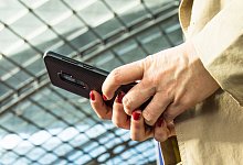 E-Mail-Apps f&uuml;rs Smartphone genau ansehen - Foto: Christin Klose/dpa-tmn