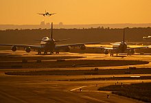 Flughafen in der Abendsonne - Boris Roessler/dpa