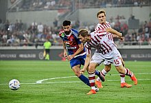 Fehervars Stürmer Kenan Kodro (l) in Aktion gegen Kölns Abwehrspieler Luca Kilian. - Marton Monus/dpa
