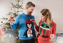 Paar mit «Ugly Christmas Sweater» - Mareen Fischinger/Westend61/dpa-tmn