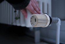 Eine Frau fasst an einen Heizkörper - Laura Ludwig/dpa-tmn