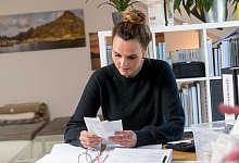 Frau sortiert Belege für die Steuererklärung - Benjamin Nolte/dpa-tmn