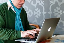 Eine Person an einem Notebook - Markus Scholz/dpa-tmn