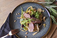 Pasta mit Salbei-Butter und Entenbrust - Doreen Hassek/hauptstadtkueche.blogspot.com/dpa-tmn