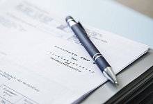 Ein Stift liegt auf einem Steuerbescheid - Christin Klose/dpa-tmn