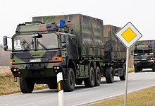 Konvoi mit Patriot-Raketen verl&auml;sst Husum - Foto: Frank Molter/dpa