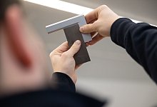 Ein Auszubildender bearbeitet ein Metallst&uuml;ck - Marijan Murat/dpa/dpa-tmn