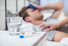 Mann liegt krank im Bett - Christin Klose/dpa-tmn