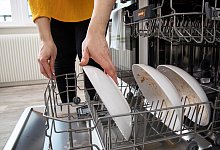 Eine Frau räumt eine Spülmaschine ein - Christin Klose/dpa-tmn