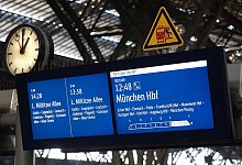 Anzeigetafel der Bahn - Sebastian Willnow/dpa
