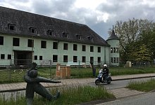 Steht vor Ver&auml;nderungen: Im Block 39 sind bereits die Fenster ausgebaut worden. In K&uuml;rze soll der Umbau zur Pflegeeinrichtung erfolgen. - Jana Beckmann(LZ)