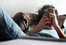 Jugendlicher mit iPhone - Foto: picture alliance / dpa