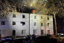 Meterhohe Flammen aus Dachgeschoss - Justin Brosch/dpa