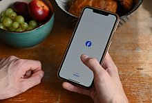 Facebook-App auf Smartphone - Alicia Windzio/dpa/dpa-tmn