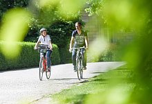 Ein Mann und eine Frau fahren Fahrrad - Tobias Hase/dpa-tmn