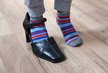 Kind in den Schuhen ihrer Mutter - Mascha Brichta/dpa-tmn