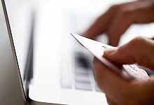 Bundesnetzagentur: Vor Online-Käufen Anbieter checken - Foto: Franziska Gabbert/dpa-tmn