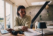 Ein Mann arbeitet an einem Laptop - Zacharie Scheurer/dpa-tmn