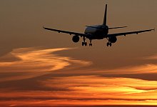 Flugzeug im Landeanflug - Foto: Kevin Kurek/dpa
