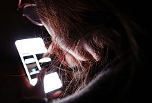 Eine junge Frau am Smartphone - Weronika Peneshko/dpa/dpa-tmn