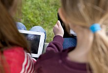 Kinder verbringen viel Zeit mit Apps auf mobilen Ger&auml;ten - Foto: Silvia Marks/dpa-tmn
