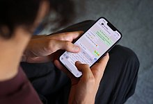 Jugendlicher schreibt eine WhatsApp-Nachricht - Karl-Josef Hildenbrand/dpa/dpa-tmn