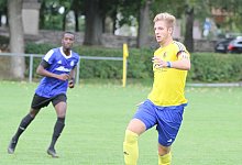 Stehen sich im Fernduell gegenüber: Nils Nehrig (am Ball) von TuS WE Lügde und Mamadou Diallo von Fortuna Schlangen. Ebenfalls punktgleich an der Spitze der Kreisliga A Detmold rangiert SG Hiddesen-Heidenoldendorf. - Sebastian Lucas