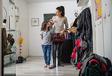 Erwachsener mit Kind - Christin Klose/dpa-tmn