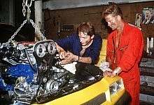 Til Schweiger (r) und Stefan Gabelhoff tunen einen Manta in einer Szene aus der Komödie «Manta, Manta» aus dem Jahr 1991. - Horst Ossinger/dpa