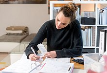 Frau macht Steuererkl&auml;rung - Benjamin Nolte/dpa-tmn