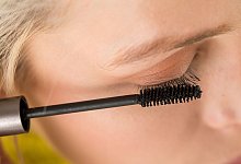 Eine Frau trägt Mascara auf - Christin Klose/dpa-tmn