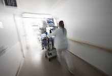 Pflegerin f&auml;hrt eine Intensivpatientin durch denGang einer Klinik - Marijan Murat/dpa/dpa-tmn