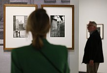 Besucher schauen sich die Ausstellung der mittlerweile verstorbenen Fotok&uuml;nstlerin Evelyn Richter an. - David Young/dpa